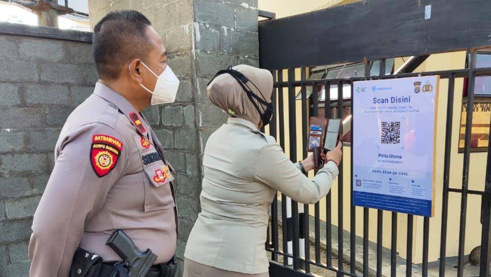 Masuk dan keluar Mapolres Tanggamus polisi dan masyarakat wajib scan QR Code aplikasi PeduliLindungi. (IDN Times/Istimewa).