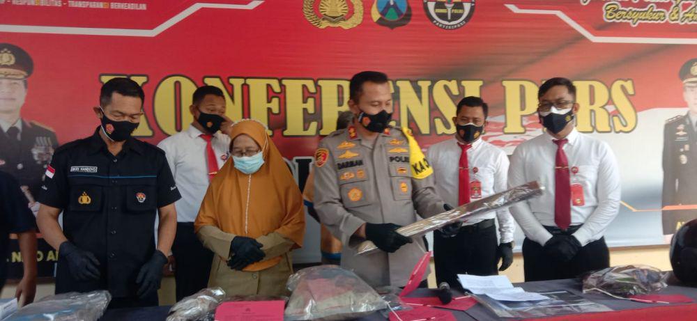 Kapolres Tuban AKBP Darman saat menunjukkan kayu yang dijadikan pelaku untuk menghabisi nyawa korban. IDN Times/Imron