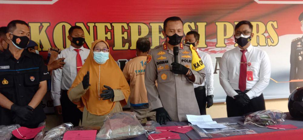 Kapolres Tuban AKBP Darman saat memberikan keterangan kepada wartawan. IDN Times/Imron