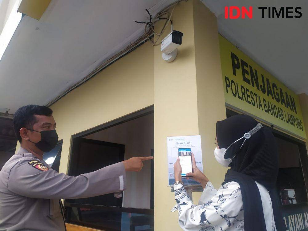 Polresta Bandar Lampung mulai mensosialisasikan dan memberlakukan penggunaan sistem pindai barcode aplikasi PeduliLindungi. (IDN Times/Tama Yudha Wiguna)