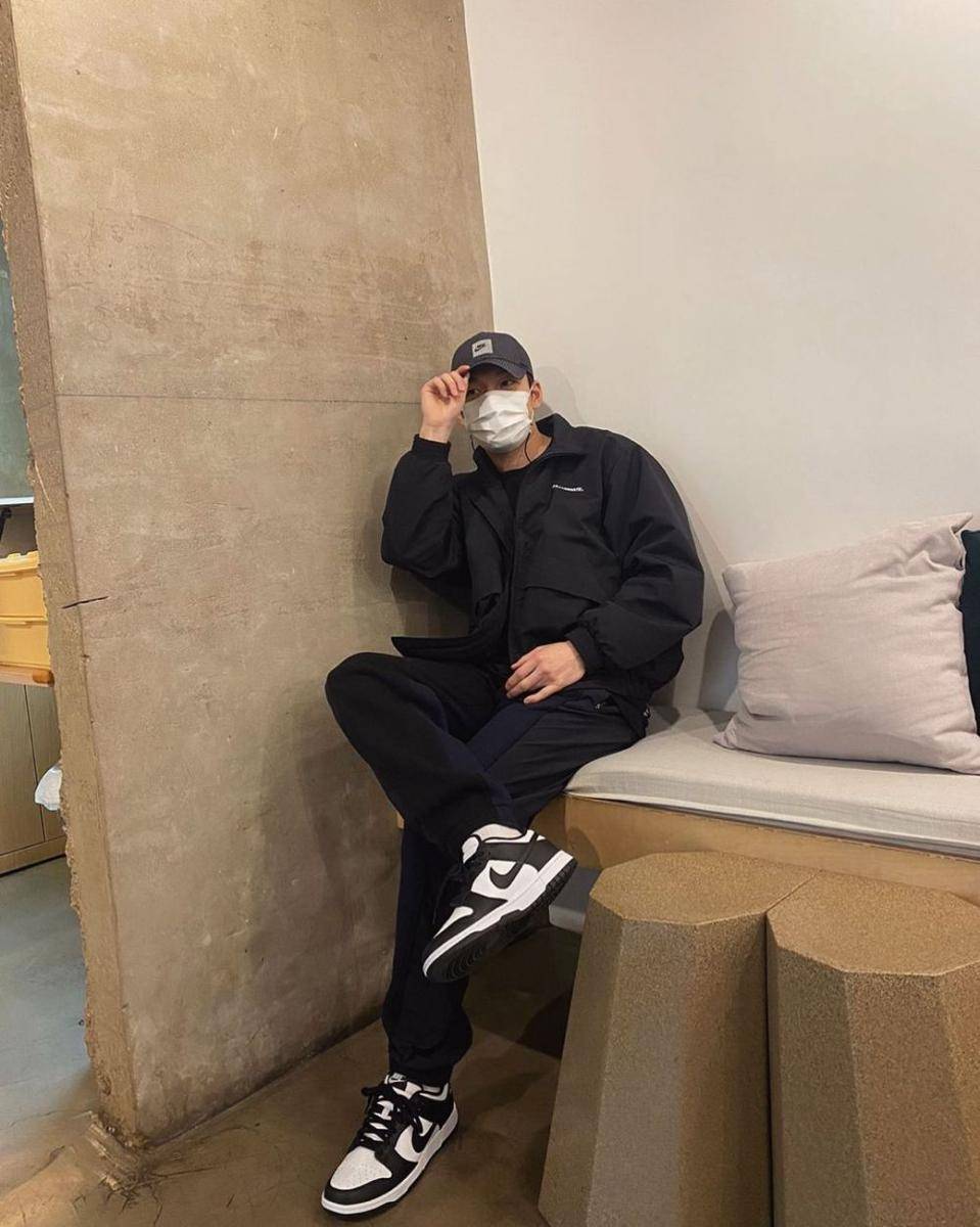ootd monokrom Wi Ha Joon (instagram.com/wi__wi__wi)