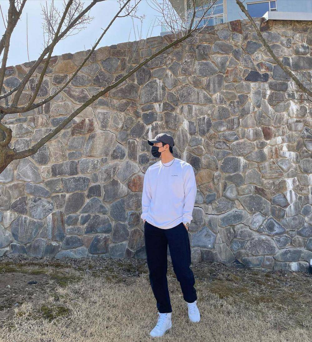 ootd monokrom Wi Ha Joon (instagram.com/wi__wi__wi)