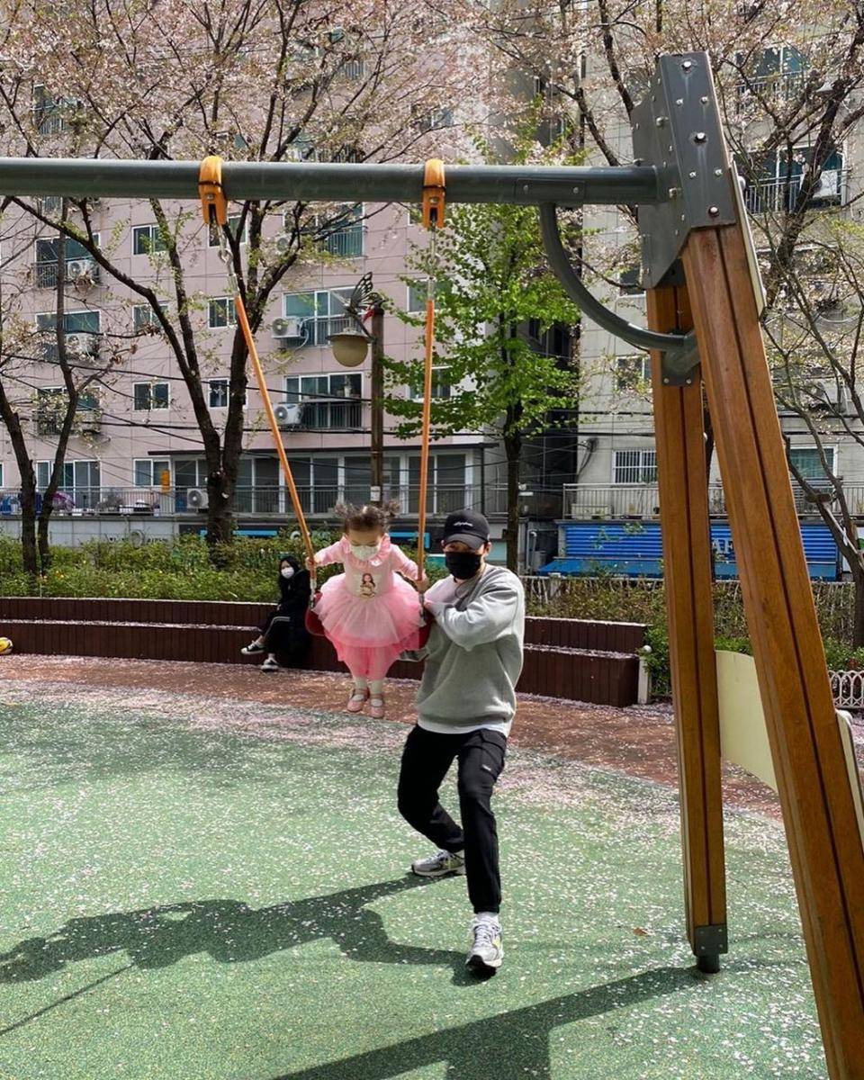 ootd monokrom Wi Ha Joon (instagram.com/wi__wi__wi)