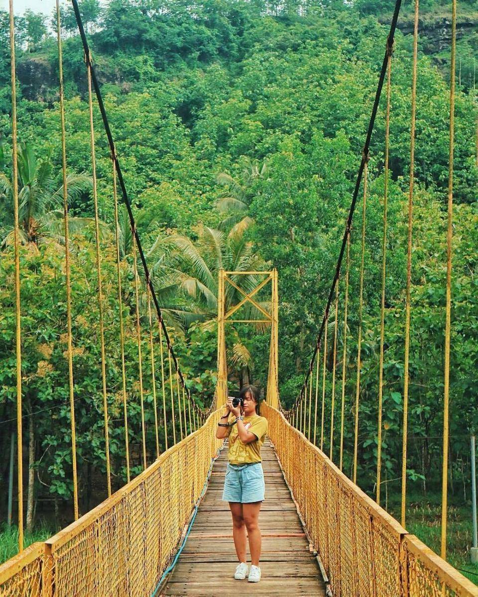 Jembatan Gantung Selopamioro, Yogyakarta (instagram.com/sharonlohh)