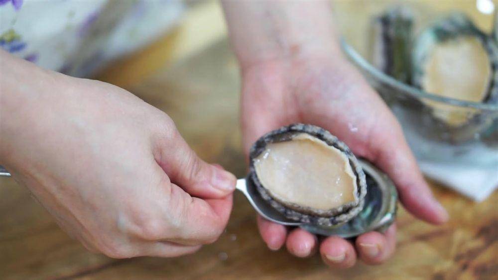 Ilustrasi membersihkan abalone (evergreenseafood.com.sg)