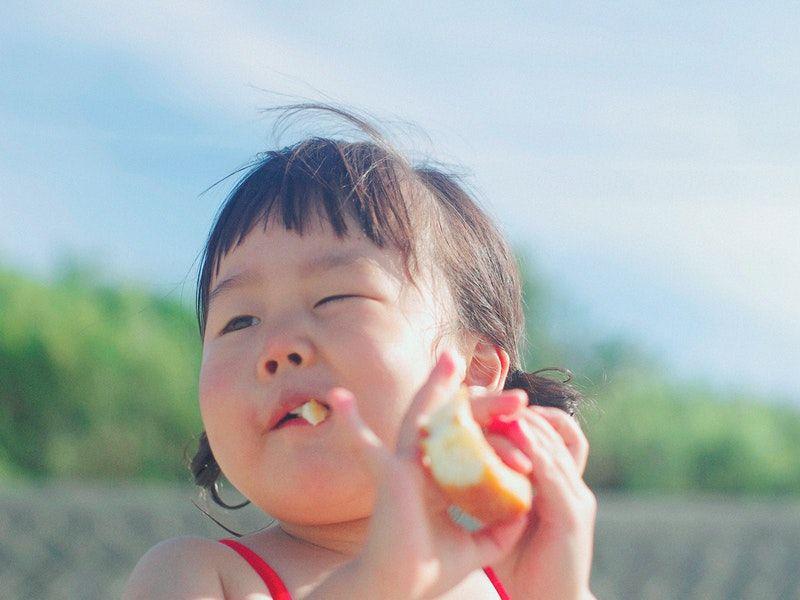 ilustrasi anak sedang makan (pexels.com/shoheiohara)