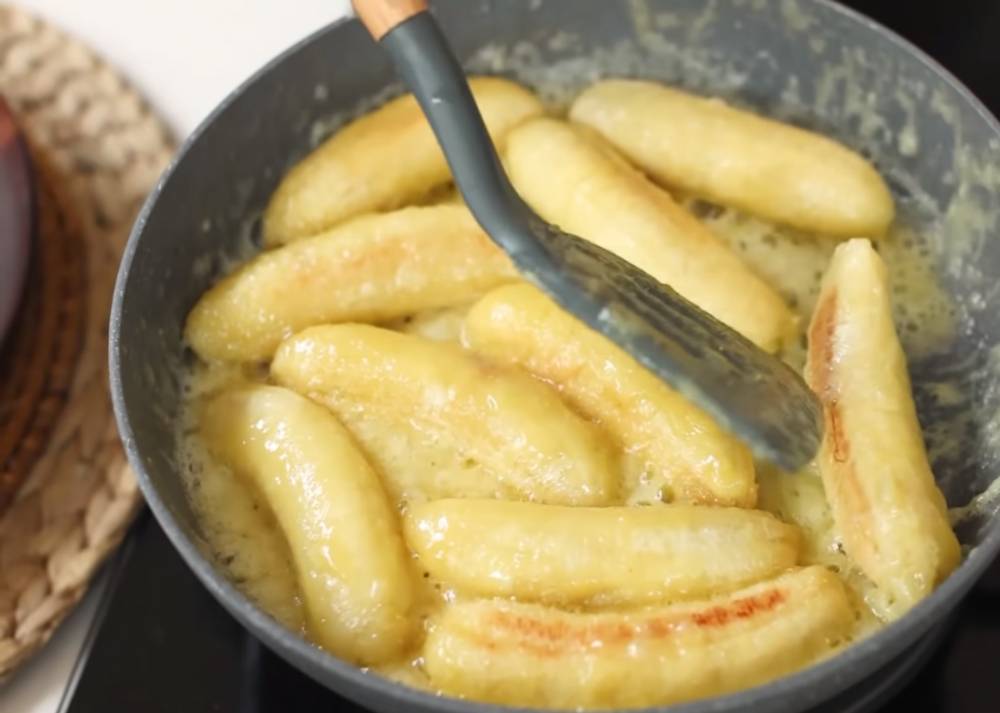 Proses memasak pisang. (YouTube.com/Devina Hermawan)