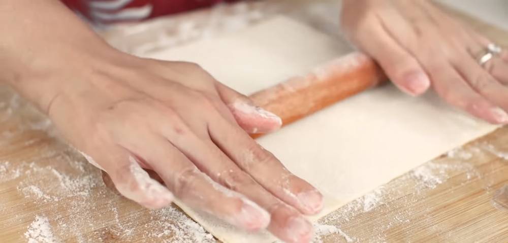 Proses memipihkan danish pastry. (youtube.com/Devina Hermawan)