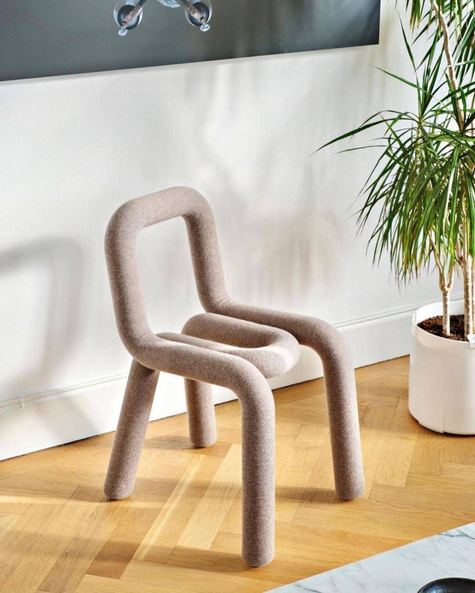 ilustrasi bold chair (instagram.com/vblk_vorblick)