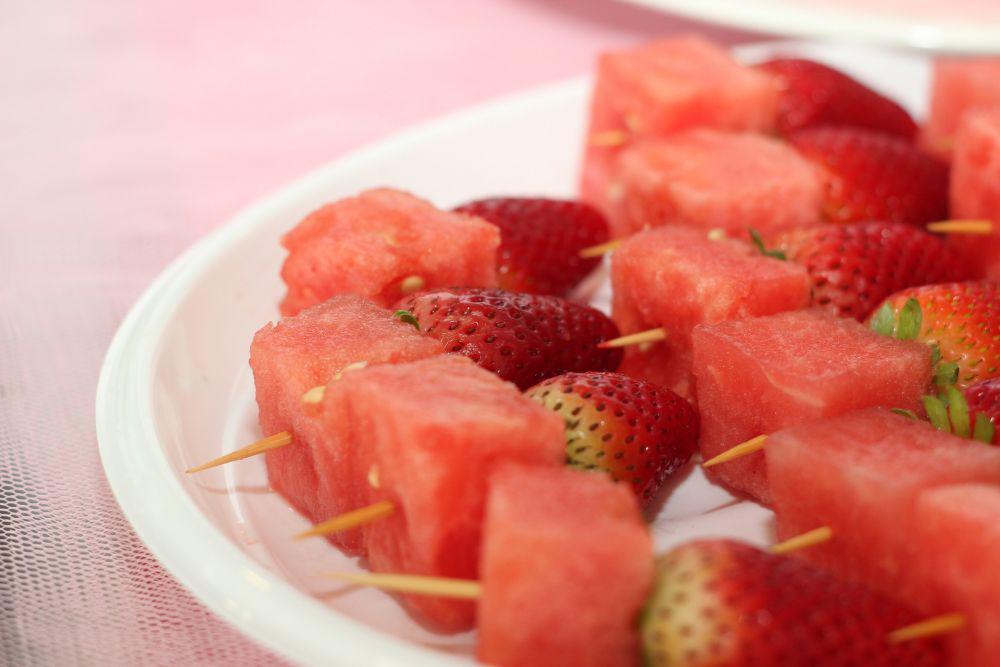 ilustrasi watermelon and basil skewers (pixabay.com/jaroas)