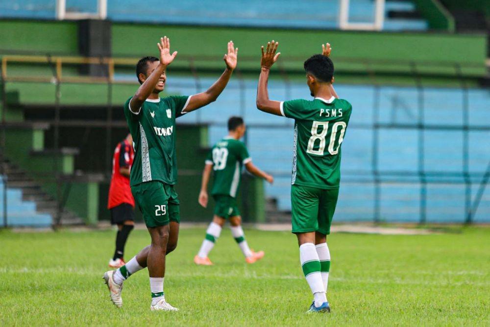 Joko Susilo dan Ilham Fathoni merayakan gol PSMS saat uji coba (Dok.IDN Times/istimewa)