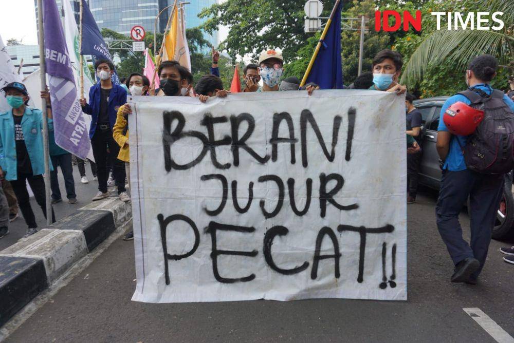 Aksi BEM SI di Gedung Merah Putih KPK pada Senin (27/9/2021). (IDN Times/Aryodamar)