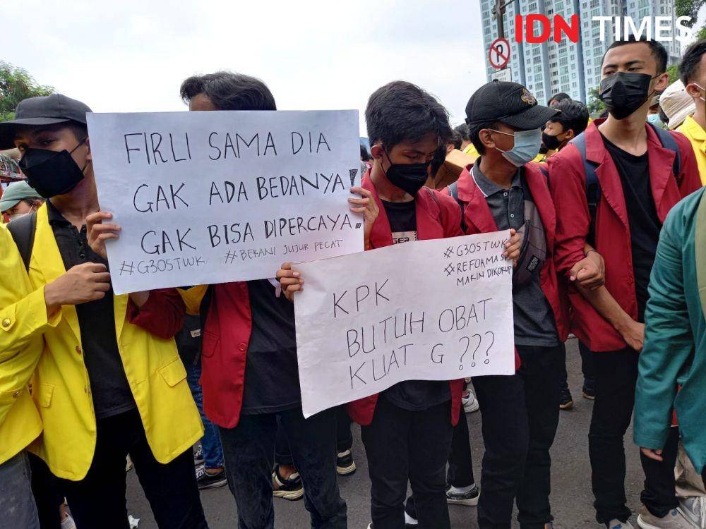Aksi BEM SI di Gedung Merah Putih KPK pada Senin (27/9/2021). (IDN Times/Aryodamar)