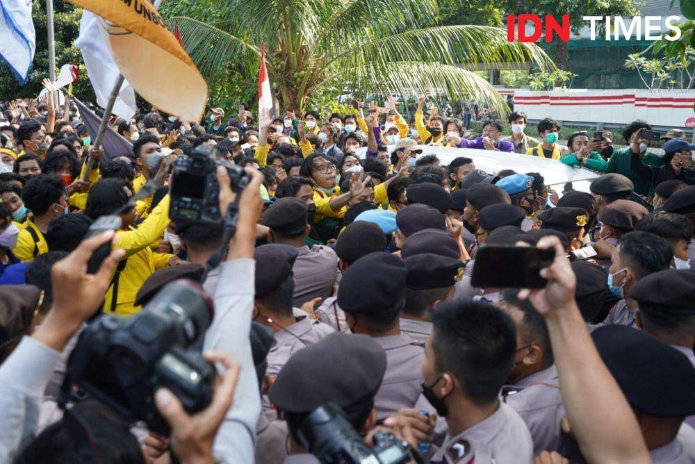Terjadi kericuhan saat aksi demo BEM SI di depan Gedung KPK pada Senin (27/9/2021). (IDN Times/Tata Firza)