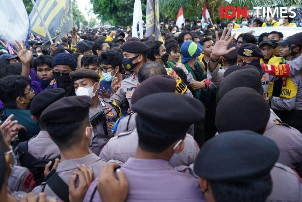 Terjadi kericuhan saat aksi demo BEM SI di depan Gedung KPK pada Senin (27/9/2021). (IDN Times/Tata Firza)