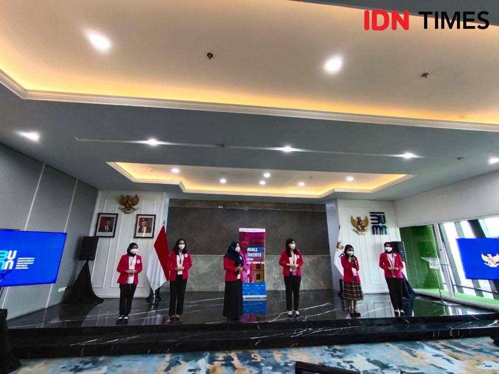 Enam kaum muda perempuan yang akan menggantikan Menteri BUMN dan Lima Dirut BUMN selama sehari. (IDN Times/Ridwan Aji Pitoko)