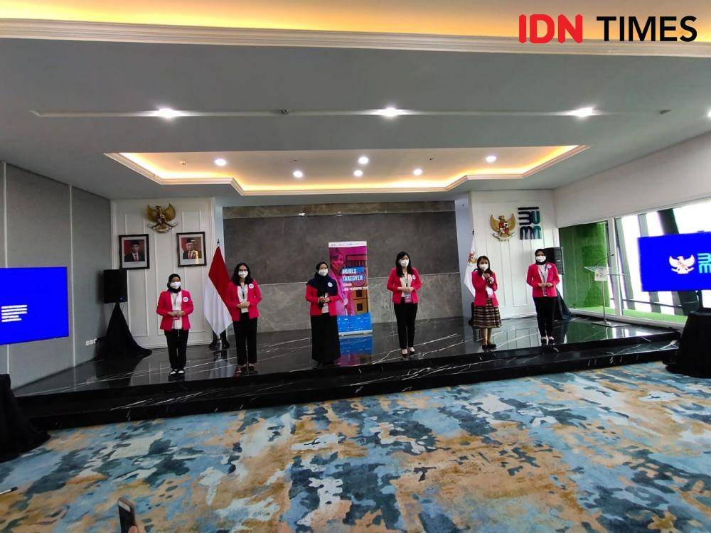 Enam kaum muda perempuan yang akan menggantikan Menteri BUMN dan Lima Dirut BUMN selama sehari. (IDN Times/Ridwan Aji Pitoko)