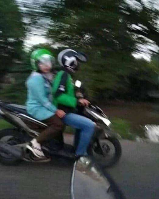 pose duduk penumpang ojol (Instagram.com/newdramaojol.id)