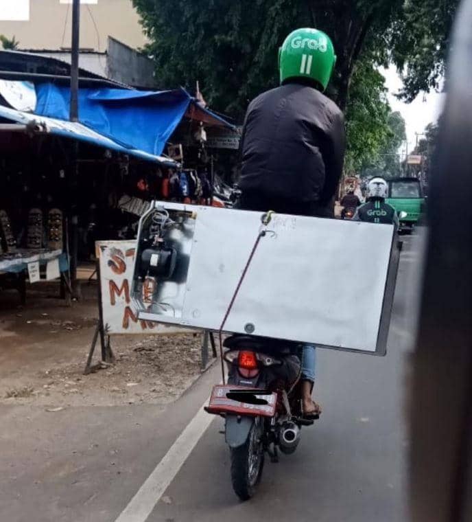 pose duduk penumpang ojol (Instagram.com/newdramaojol.id)