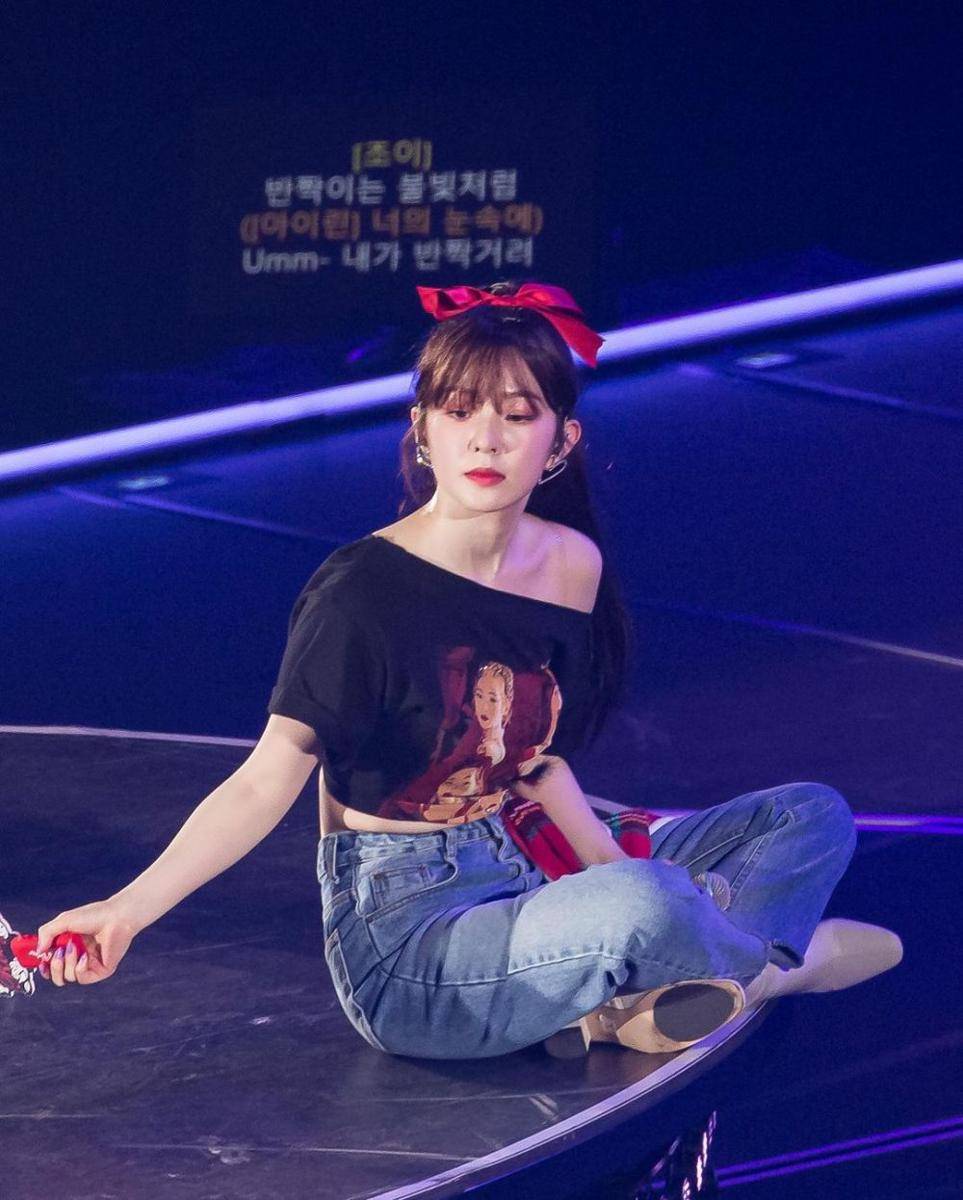 Bawahan celana jeans ala Irene (instagram.com/irene.rvelvet)
