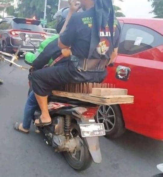 pose duduk penumpang ojol (Instagram.com/newdramaojol.id)