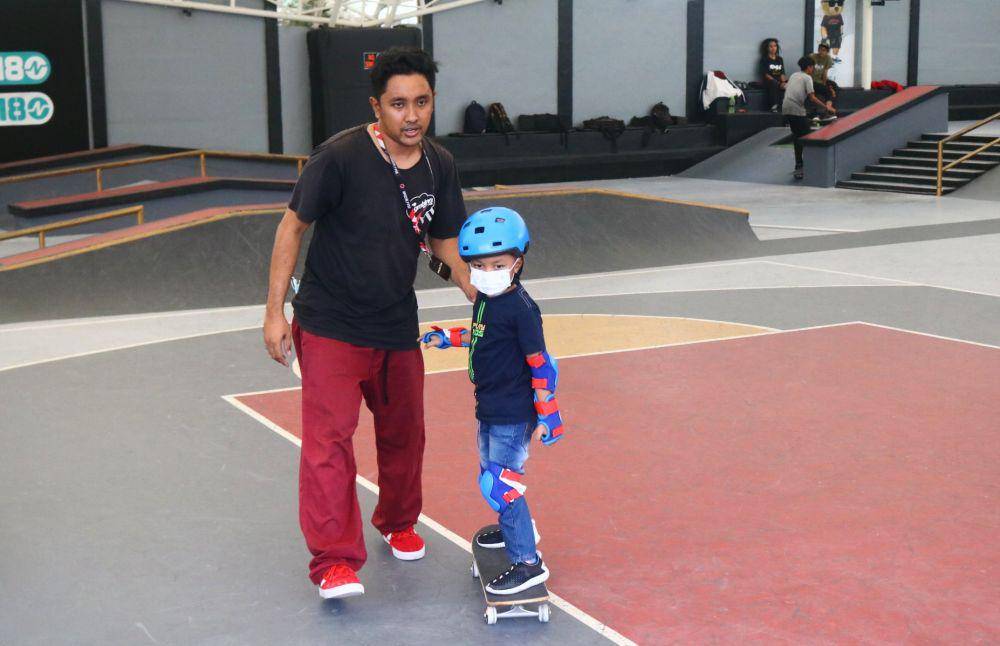 Apocalypse juga menyediakan kelas skateboard untuk pemula. IDN Times/Alfi Ramadana
