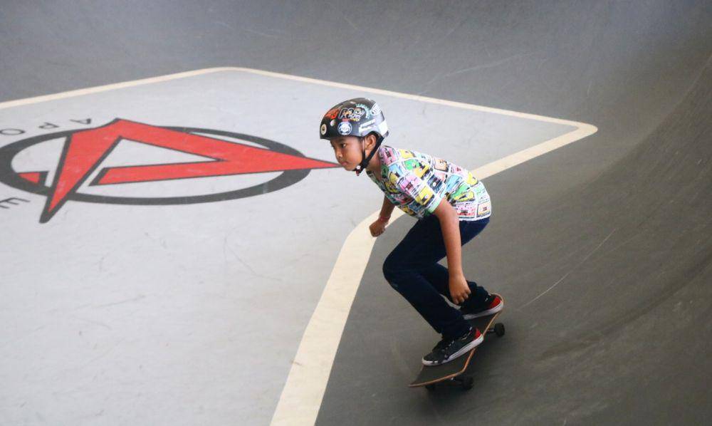 Seorang remaja sedang bermain di Apocalypse Skate Park. IDN Times/Alfi Ramadana