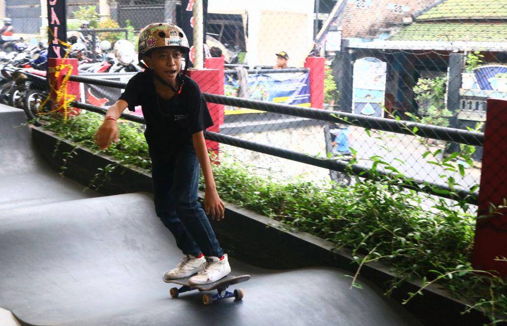 Seorang anak sedang bermain di Apocalypse. IDN Times/Alfi Ramadana