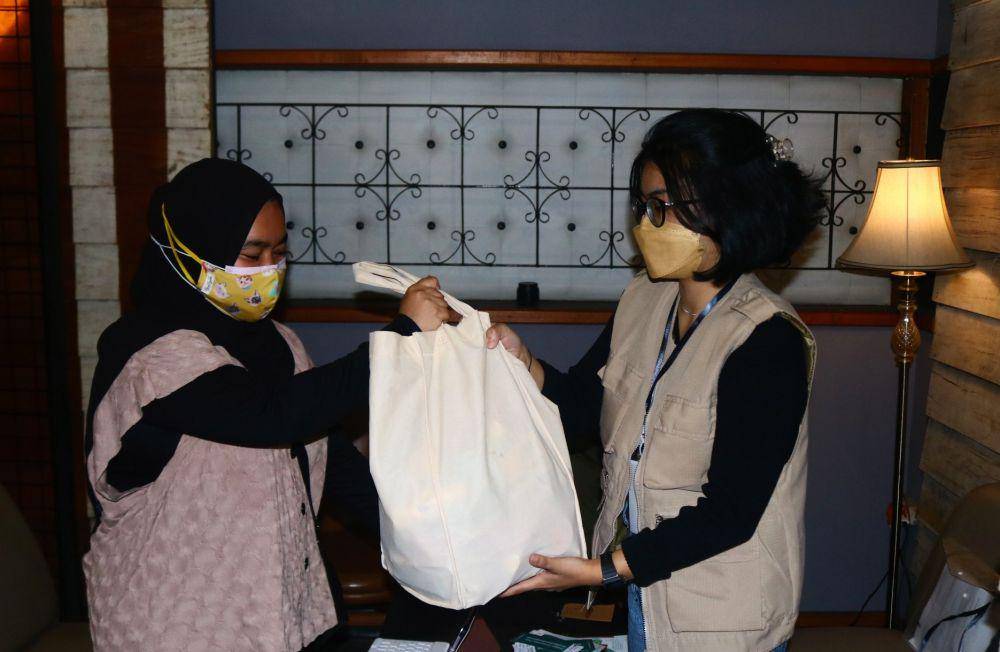 Seorang warga saat menyerahkan sampah kepada komunitas iLitteress. IDN Times/Alfi Ramadana