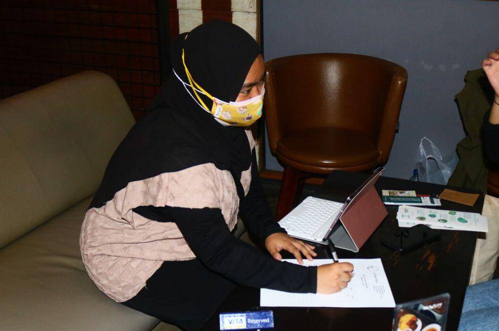 Warga harus mengisi administrasi terlebih dahulu sebelum mendapat reward. IDN Times/Alfi Ramadana