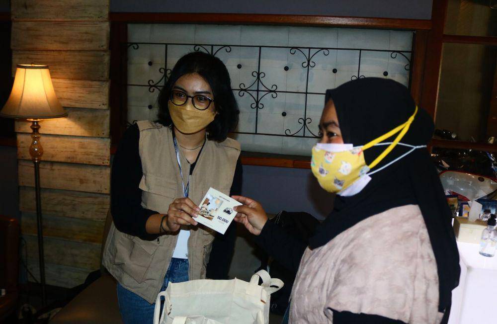 Warga mendapatkan voucher sebagai ganti sampah yang sudah ditukarkan. IDN Times/Alfi Ramadana
