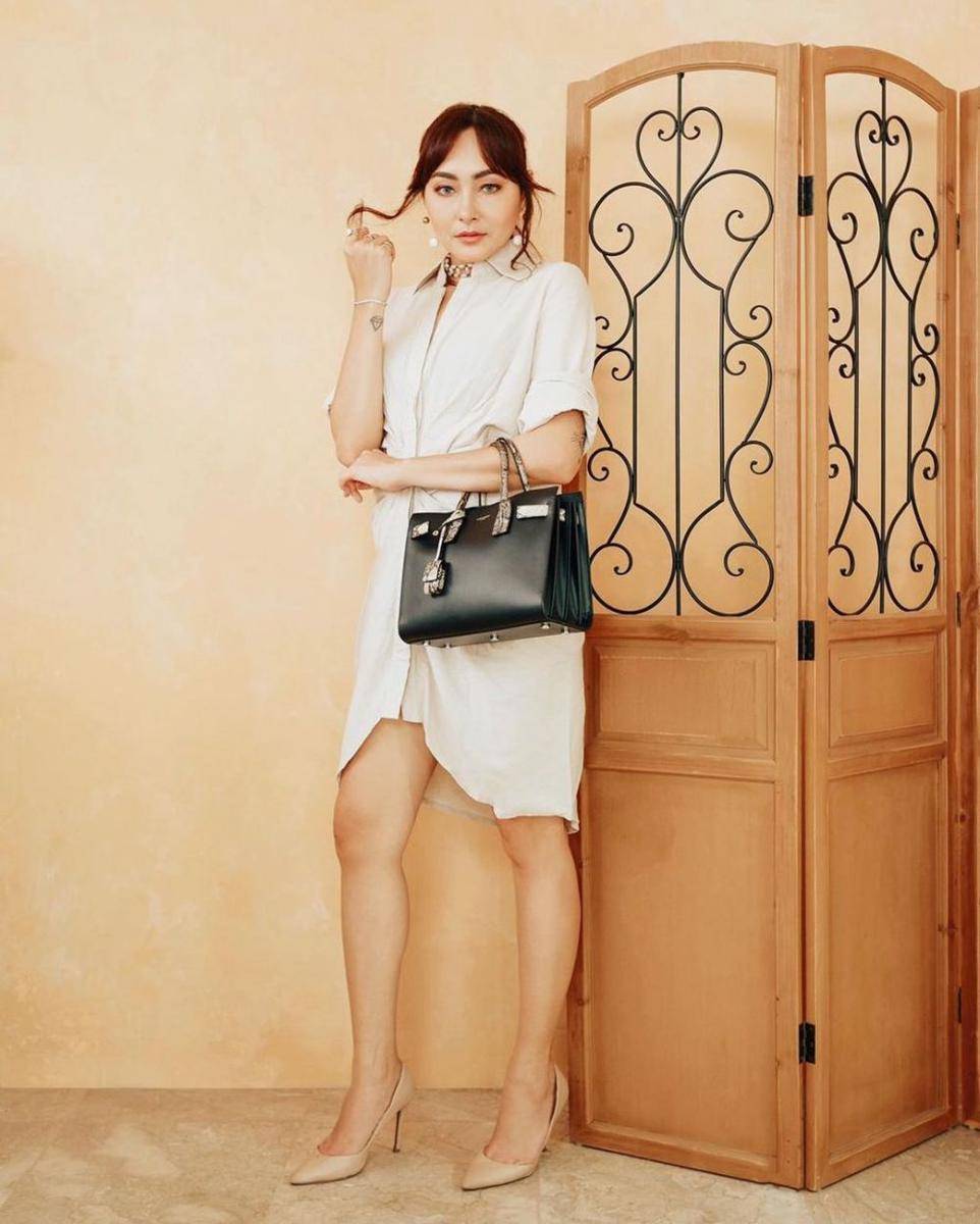 Dewi Rezer (instagram.com/rezerdewi)