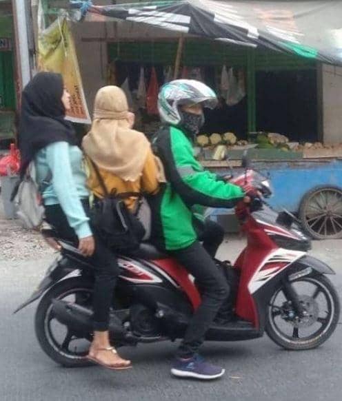 pose duduk penumpang ojol (Instagram.com/newdramaojol.id)