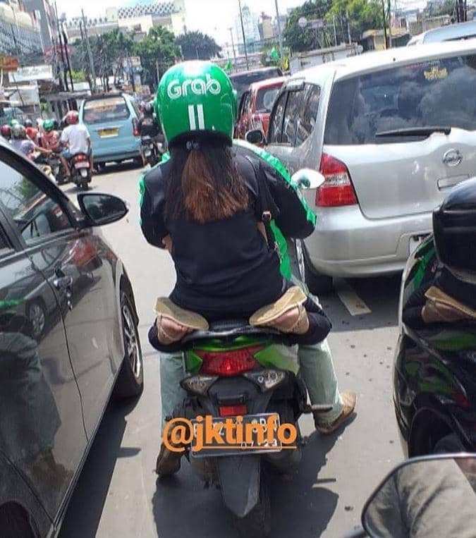 pose duduk penumpang ojol (Instagram.com/newdramaojol.id)