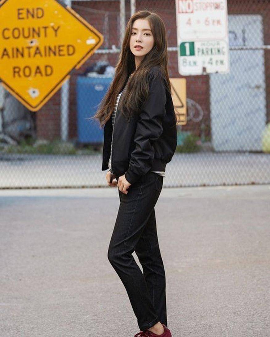 Bawahan celana jeans ala Irene (instagram.com/irene.rvelvet)