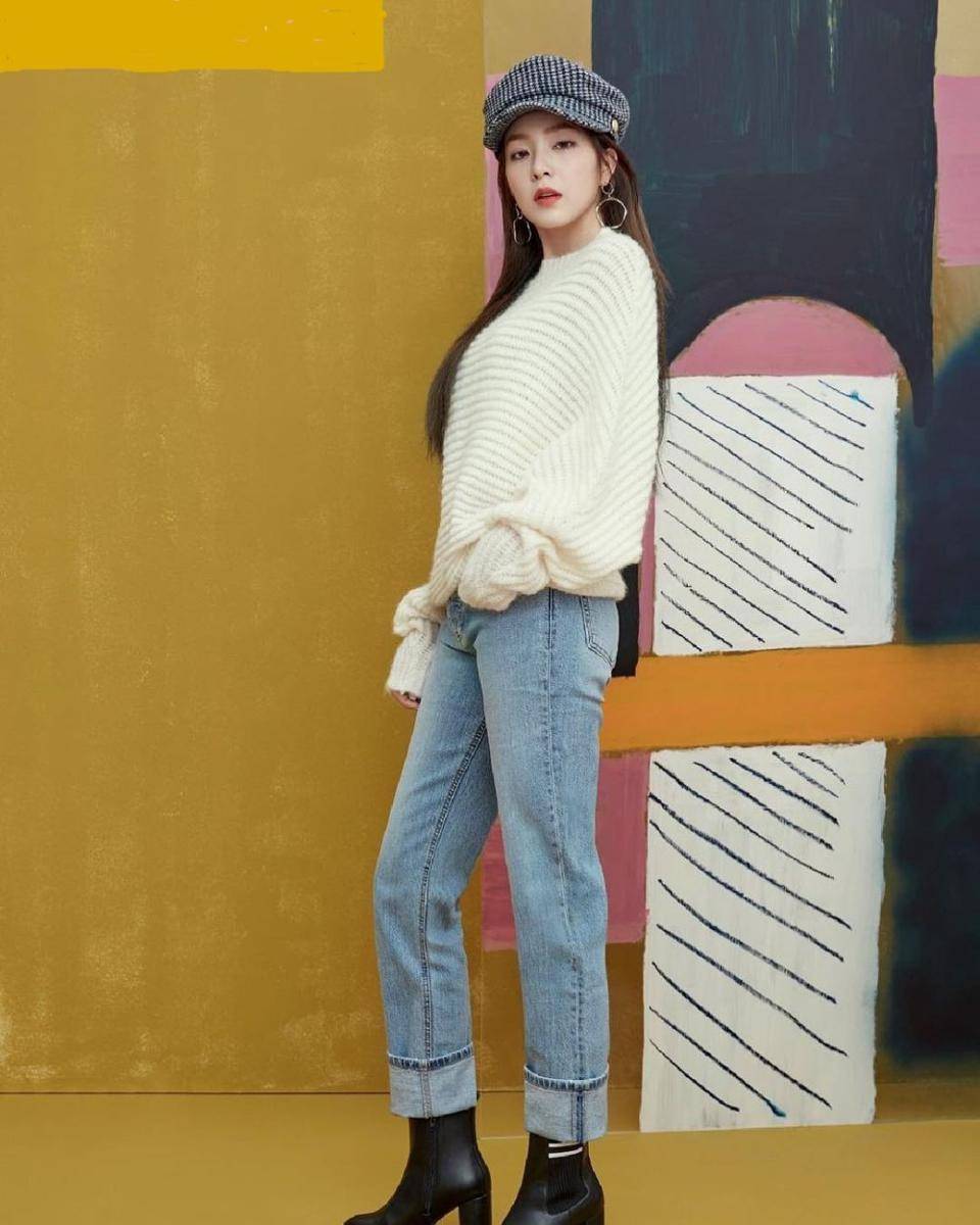 Bawahan celana jeans ala Irene (instagram.com/irene.rvelvet)