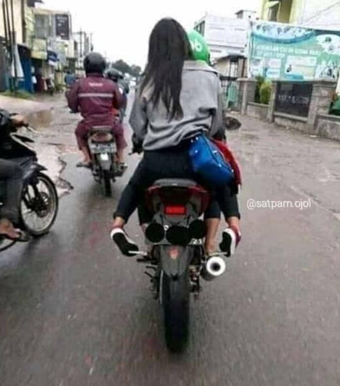pose duduk penumpang ojol (Instagram.com/satpam.ojol)