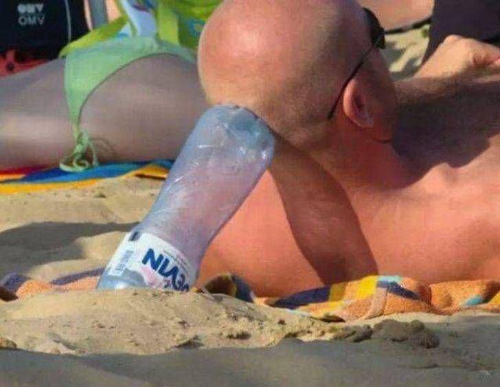 potret orang tidur menggunakan botol (brightside.me)