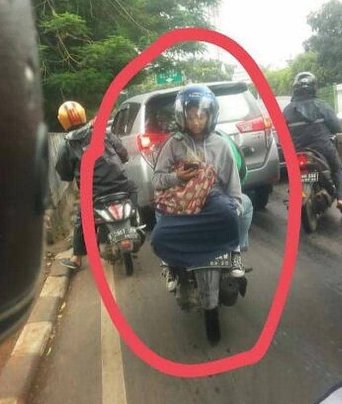 pose duduk penumpang ojol (Instagram.com/dramaojol.id)