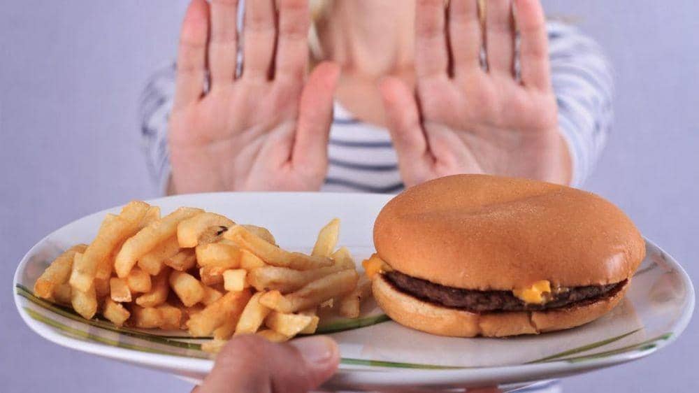 ilustrasi menolak makan junk food (alarabiya.net)