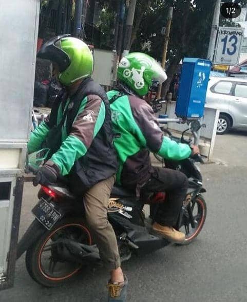 pose duduk penumpang ojol (Instagram.com/dramaojol.id)