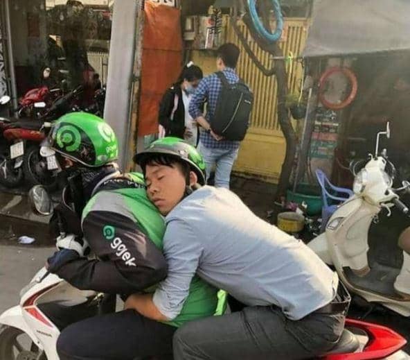 pose duduk penumpang ojol (Instagram.com/dramaojol.id)