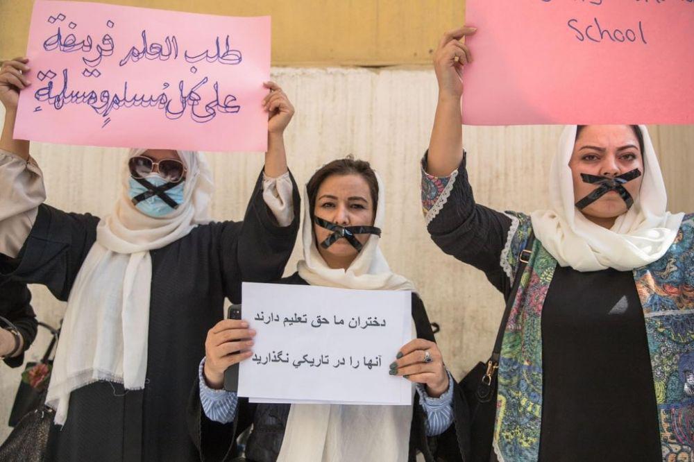 Wanita Afghanistan menyampaikan aspirasi mereka di Kabul, Minggu (19/9/2021). (twitter.com/KhaledNora)