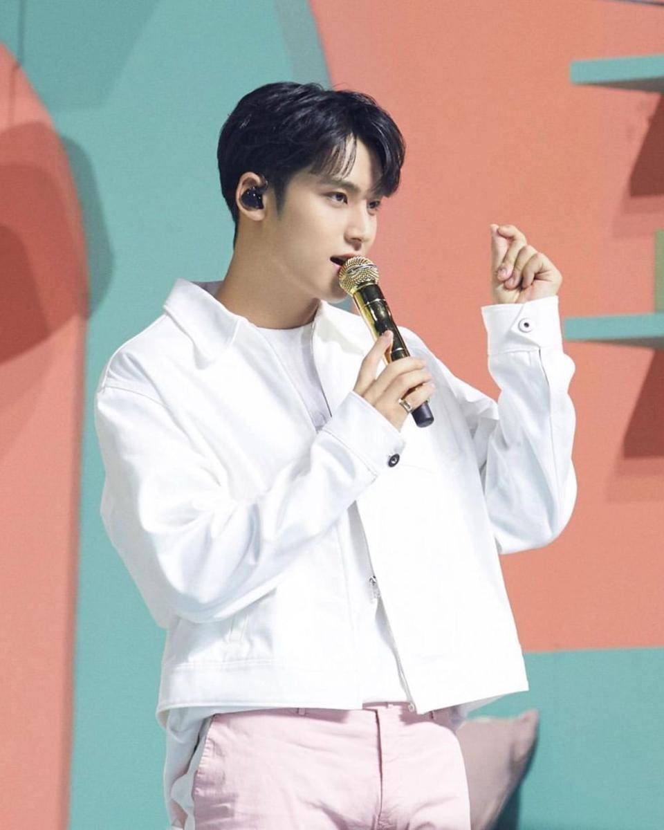 OOTD ala Mingyu SEVENTEEN (Instagram.com/mingyu_latte)