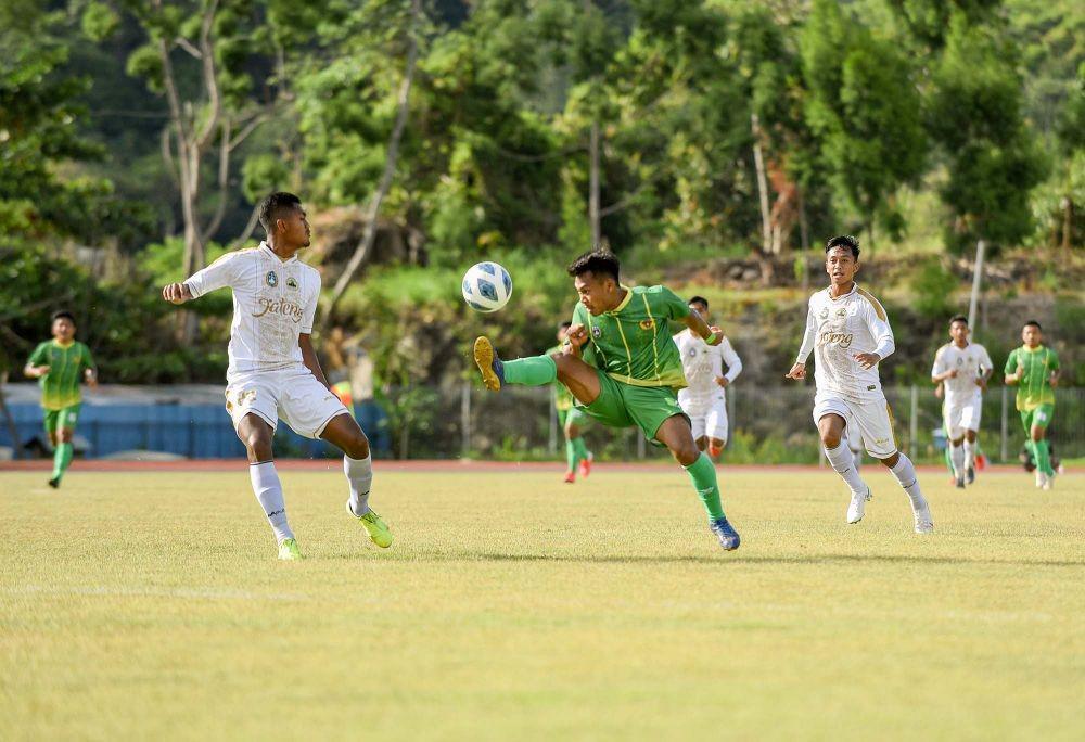 Tim sepak bola Sumatra Utara saat berebut bola dengan pemain Tim Jawa Tengah di Stadion Mahacandra Universitas Uncen, Selasa (28/9/2021). (Dok.PB PON XX PAPUA/Yustha Corithaca)