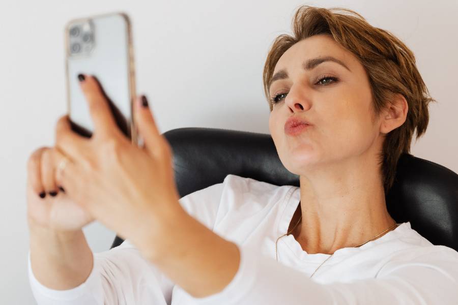 Ilustrasi selfie (pexels.com/@karolina-grabowska)