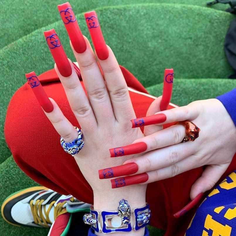 nail art Billie Eilish (instagram.com/billieeilish)