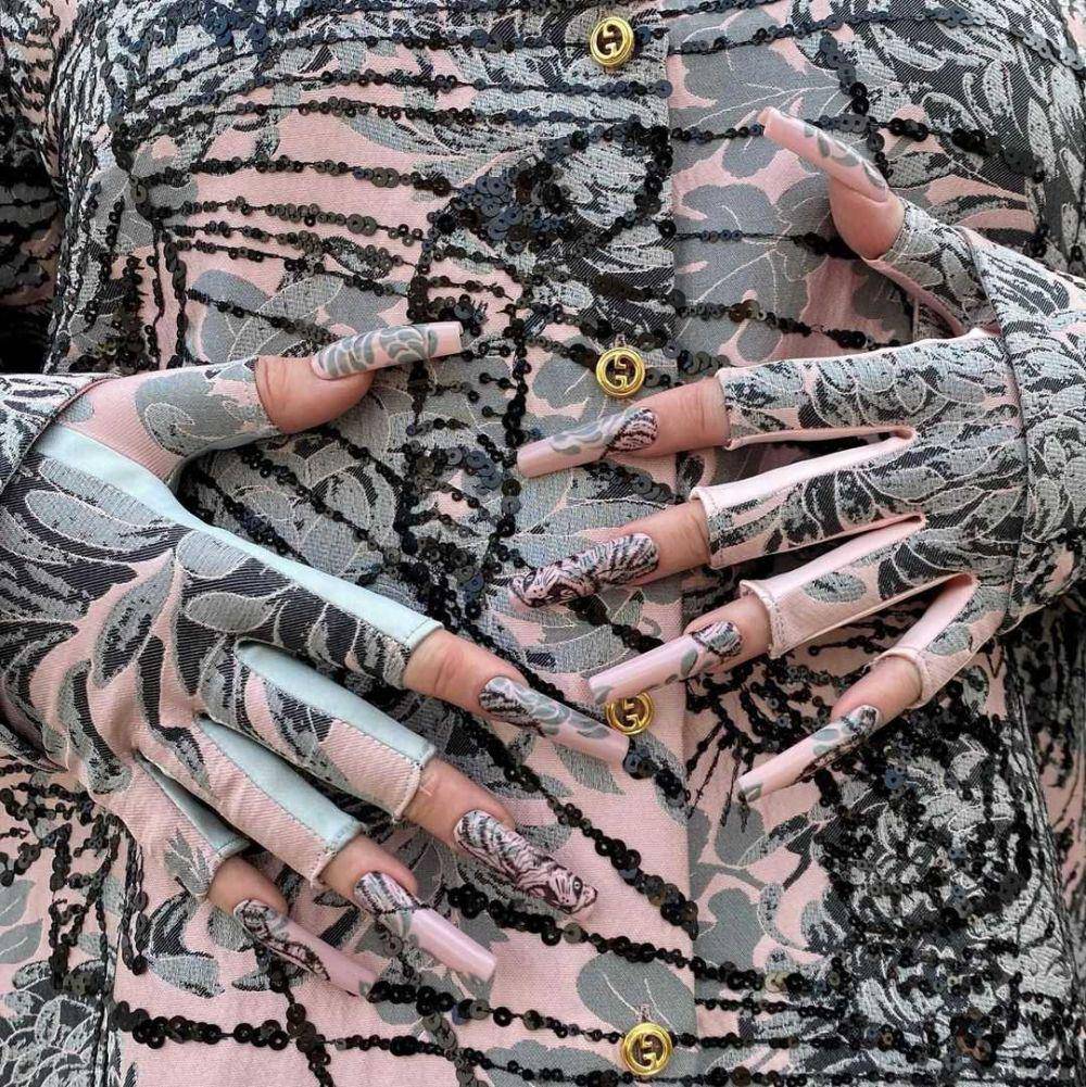 nail art Billie Eilish (instagram.com/billieeilish)