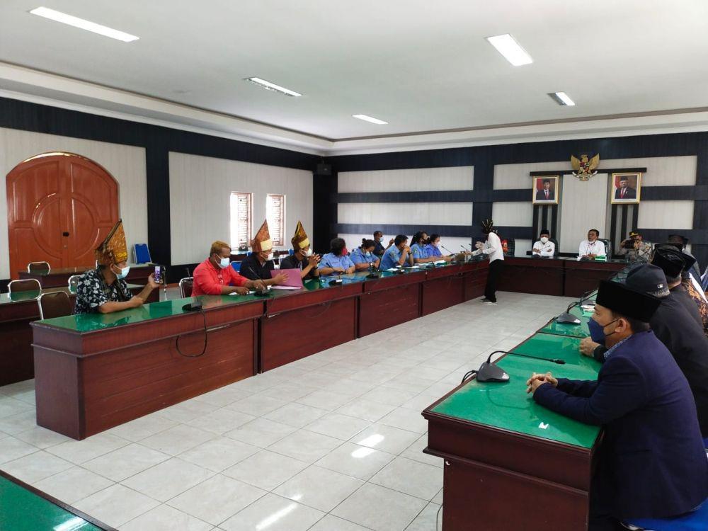 Massa diterima DPRD dan berjanji membahas desakan mereka (Istimewa/IDN Times)