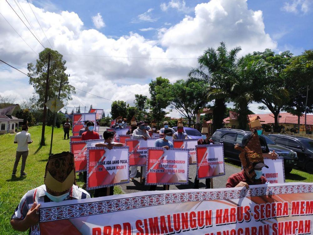 Massa membentangkan spanduk berisi desakan mereka (Istimewa/IDN Times)
